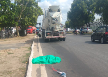 Mulher morre esmagada por caminhão e outra fica ferida no bairro Dirceu